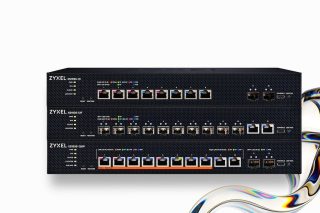Drei übereinandergestapelte schwarze Netzwerk-Switches von Zyxel der XS1935-Serie mit RJ45- und SFP+-Ports vor weißem Hintergrund