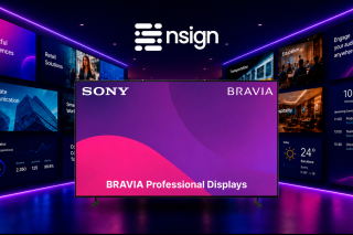 Sony BRAVIA Professional Display vor einer Bildschirmwand mit verschiedenen Digital-Signage-Anwendungen und nsign-Logo