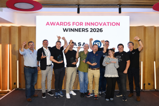 Gruppenbild der Preisträger mit Trophäe