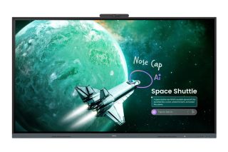 Interaktives Display BenQ RE8605AC von vorn, auf dem Bildschirm eine Raumfähre vor einem grünen Planeten mit handschriftlichen Anmerkungen und einem KI-Eingabefeld, oben mittig eine aufgesetzte Kamera