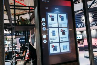 Interaktiver Touchscreen-Kiosk von eyefactive in der SANTOS Grillwelt im EDEKA Center Florapark in Magdeburg