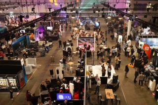 Blick über eine Messehalle der leat con mit Ausstellerständen, Veranstaltungstechnik und zahlreichen Besuchern