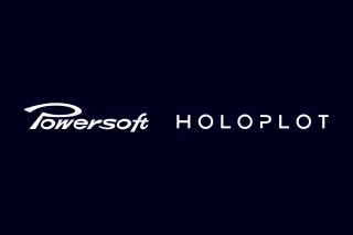 Schriftzüge von Powersoft und Holoplot in Weiß auf dunkelblauem Hintergrund
