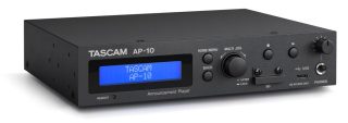 Schwarzer Tascam AP-10 Announcement-Player in Schrägansicht mit blau beleuchtetem Display, Bedientasten, Multi-Jog-Regler, verschraubter SD-Kartenabdeckung, USB-C-Port und Kopfhörerausgang