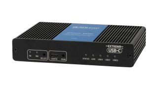 Schwarzer Extender mit Kühlrippen, blauem Typenschild, USB-C-Port und Status-LEDs an der Front